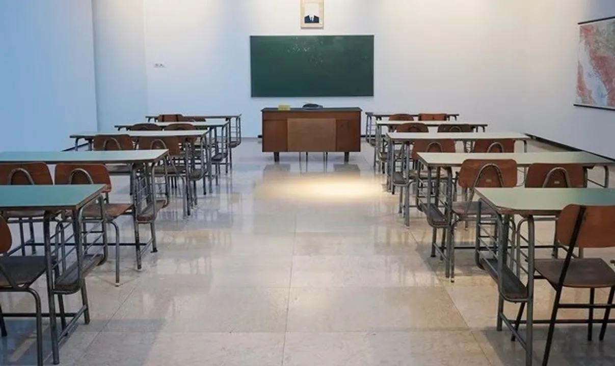  Schoolboy slaps teacher :ମୋ ଘରେ ‌କେହି କିଛି କହୁନାହାନ୍ତି, ଆପଣ କିଏ: ସ୍କୁଲ ଛାତ୍ର ଶିକ୍ଷୟିତ୍ରୀଙ୍କୁ ଚାପୁଡ଼ା ମାରିଲେ