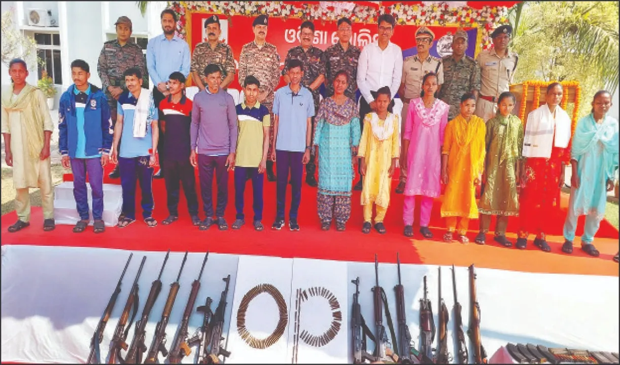  Nikhil and Indu surrendered: ଆତ୍ମସମର୍ପଣ କଲେ ନିଖିଲ ଓ ଇନ୍ଦୁ: ବନ୍ଧୁକ ଛାଡ଼ି ‌ଗୋଲାପ ଧରିଲେ ୧୫ ନକ୍ସଲ, ମୁଣ୍ଡରେ ଥିଲା ୧.୯୮ କୋଟି