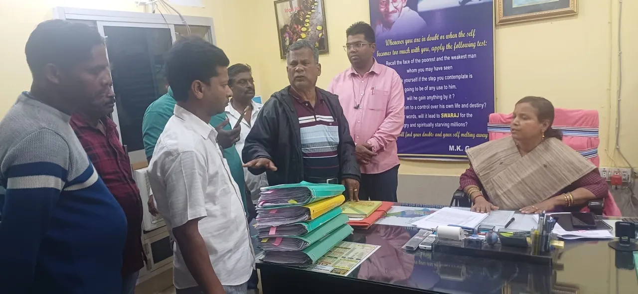  Farmer Strike: ଜିଲ୍ଲା ଯୋଗାଣ ଅଧିକାରୀଙ୍କ କାର୍ଯ୍ୟାଳୟ ସମ୍ମୁଖରେ ଚାଷୀଙ୍କ ଧାରଣା