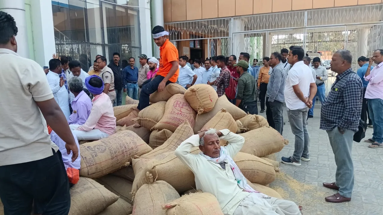  Protest in Bhadrak: ଧାନ ବିକିଛୁ, ଟଙ୍କା ମିଳୁନି: ଜିଲ୍ଲାପାଳଙ୍କ କାର୍ଯ୍ୟାଳୟ ବାହାରେ ବିକ୍ଷୋଭ