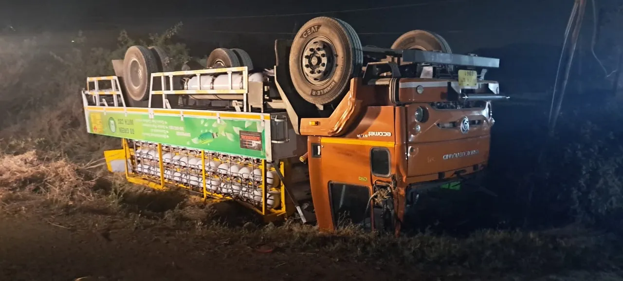  Gas truck accident : ଜରପଡାରେ ପଲଟିଲା ଗ୍ୟାସ ଗାଡ଼ି, ଜାତୀୟ ରାଜପଥ ବନ୍ଦ