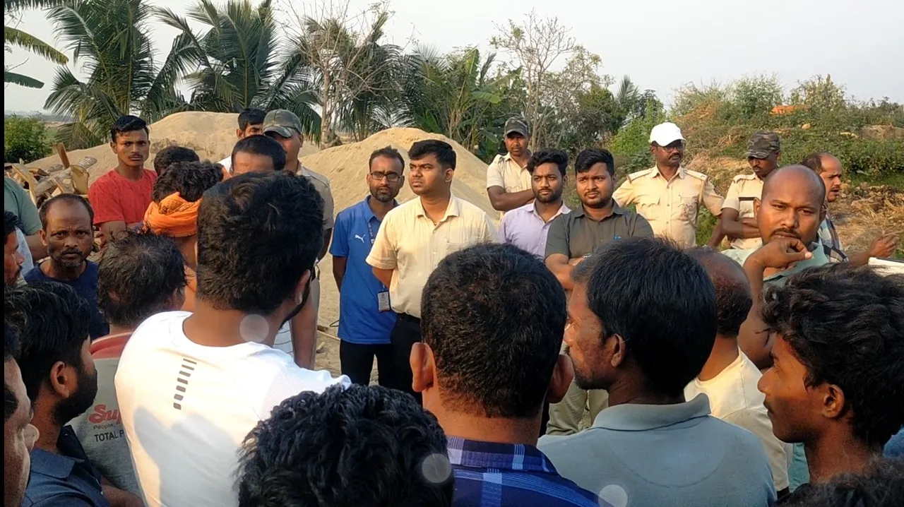  Illegal Bricks; ଇଟାଭାଟି ଭାଙ୍ଗିବାକୁ ଯାଇଥିଲେ ତହସିଲଦାର; ଅଟକ ରଖିଲେ ଉତ୍ତେଜିତ ଲୋକେ