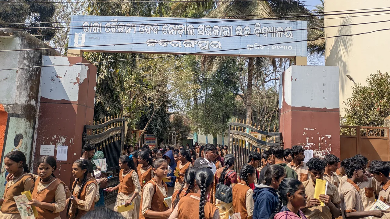  Matric Examination: ନବରଂଗପୁରରେ ମାଟ୍ରିକ ପରୀକ୍ଷା ଦେଲେ ୧୮ହଜାର ୧୩୮ ପିଲା, ୪୧୯ ଅନୁପସ୍ଥିତ