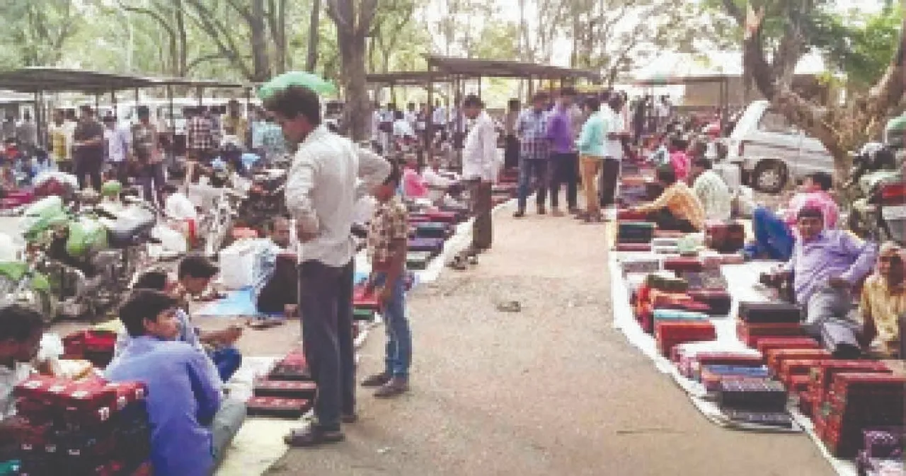  The 12 crore: ଖତ ଖାଉଛି ୧୨ କୋଟିର ବୁଣାକାର ବଜାର କୋଠା