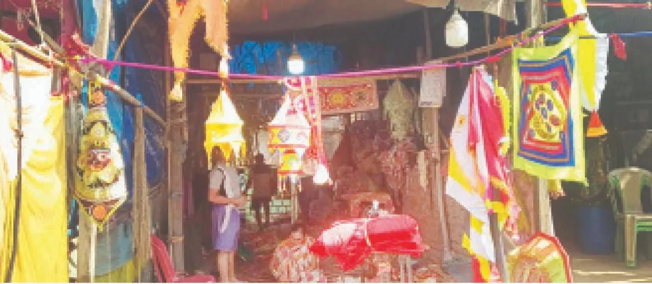  Four men: ଚାରି ପୁରୁଷ ଧରି ପ୍ରସ୍ତୁତ କରୁଛନ୍ତି ଚାନ୍ଦୁଆ