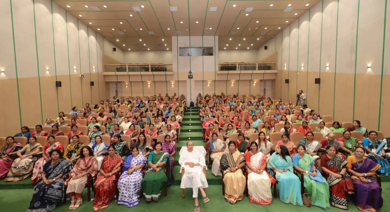  Naveen Pattnaik met women members of party Photograph: (sambad.in) 