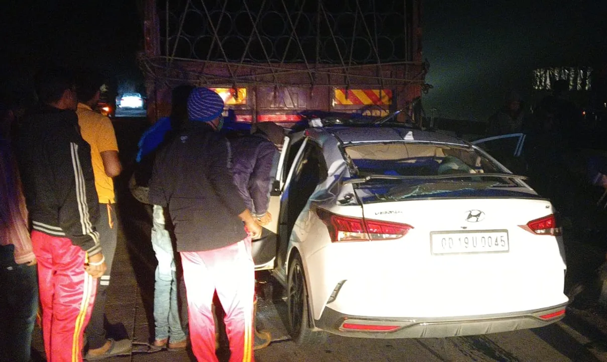  car hits truck, 2 young men die, one injured Photograph: (sambad.in) 