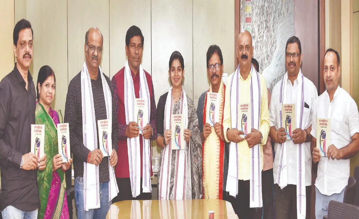  Devashisiya Satirical Commentary: ‘ଦେବାଶିଷୀୟ ବ୍ୟଙ୍ଗବିଚାର’ ଲୋକାର୍ପିତ