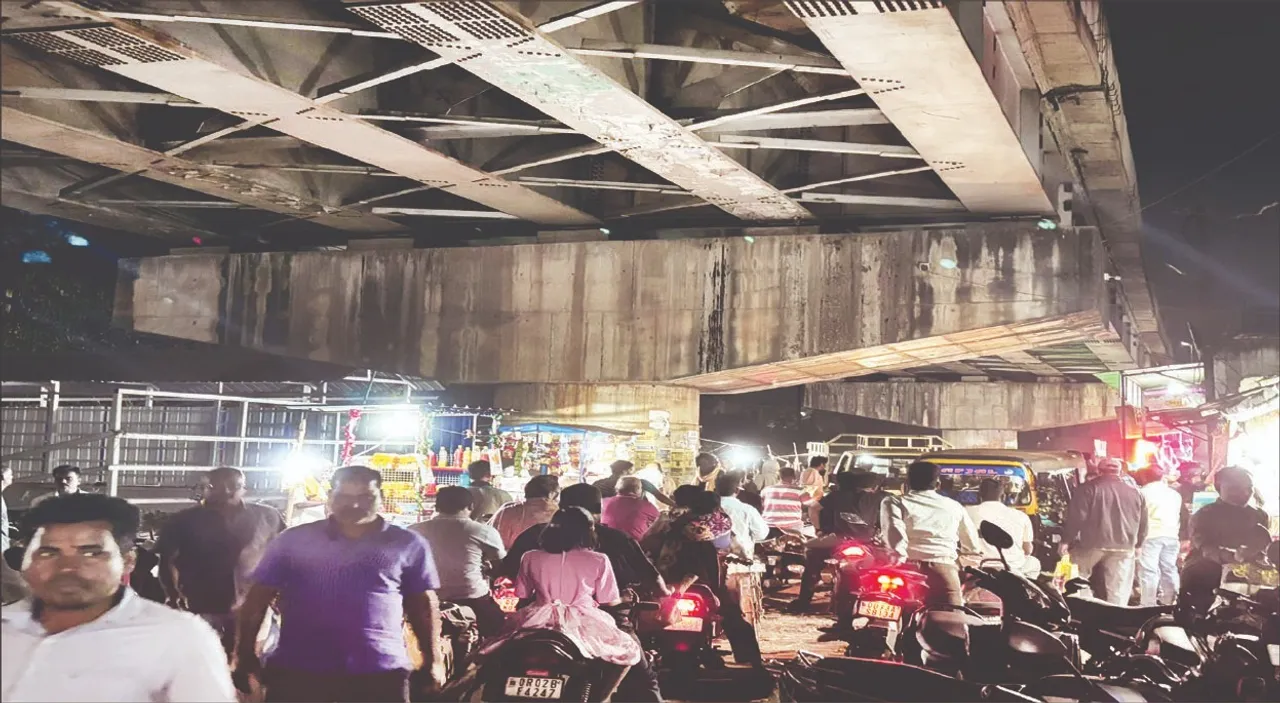  Traffic jam under the flyover: ଫ୍ଲାଏଓଭର ତଳେ ଅଣାୟତ୍ତ ଟ୍ରାଫିକ୍‌ ଭିଡ଼: ଉଠାଦୋକାନୀଙ୍କ କବ୍‌ଜାରେ ସର୍ଭିସ୍‌ ରୋଡ୍
