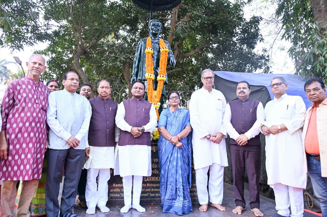  ବିଧାନସଭା ପରିସରରେ ଥିବା କାନ୍ତକବି ଲକ୍ଷ୍ମୀକାନ୍ତ ମହାପାତ୍ରଙ୍କ ପ୍ରତିମୂର୍ତ୍ତିରେ ମାଲ୍ୟାର୍ପଣ କଲେ ମୁଖ୍ୟମନ୍ତ୍ରୀ ମୋହନ ଚରଣ ମାଝୀ