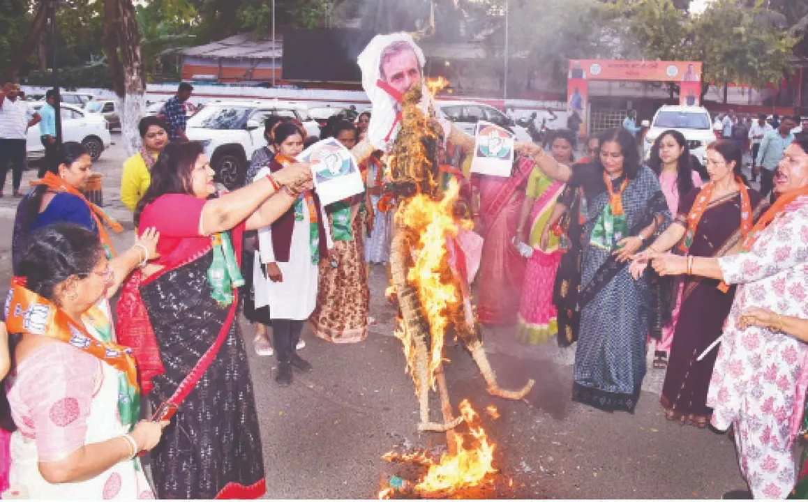  BJP Women's: ରାହୁଲ ଗାନ୍ଧୀଙ୍କ କୁଶପୁତ୍ତଳିକା ଦାହକଲା ବିଜେପି ମହିଳା ମୋର୍ଚ୍ଚା