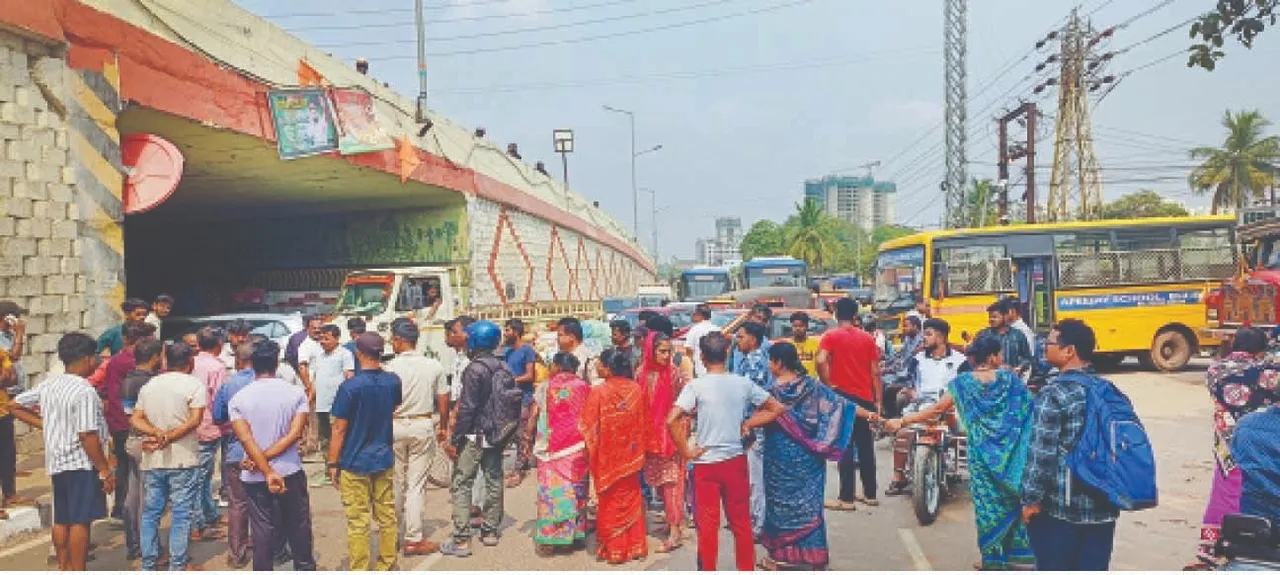  Hoarding collapses: ହୋର୍ଡିଂ ଖସି ୨ ମୃତ୍ୟୁ ଘଟଣା, ପରିବାର ଲୋକଙ୍କ ଧାରଣା