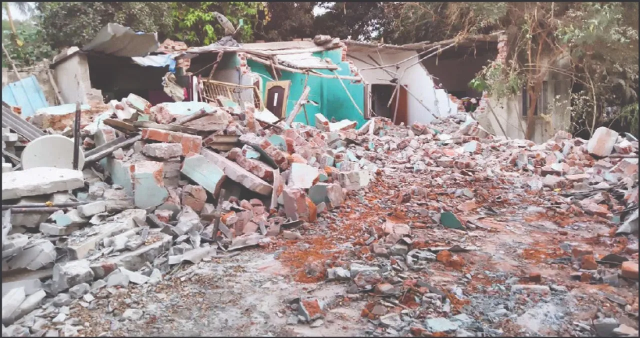  High Court: ହାଇକୋର୍ଟଙ୍କ ବାରଣ ସତ୍ତ୍ବେ ଘର ଭାଙ୍ଗିଦେଲେ: ପ୍ରଶ୍ନ କରିବାରୁ ଥାନାରେ ମହିଳାଙ୍କୁ ୫ଘଣ୍ଟା ନିର୍ଯାତନା