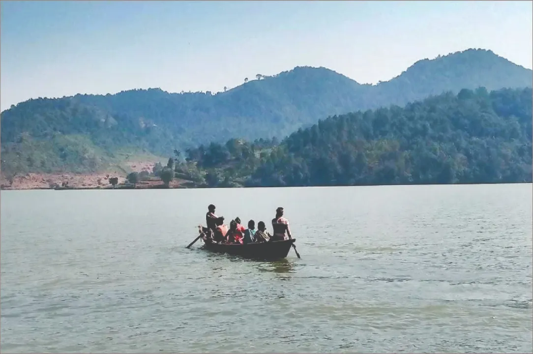  Indravati Dam: ବିଚ୍ଛିନ୍ନାଞ୍ଚଳରେ ବନ୍ଦିଜୀବନ: ଜୀବିକା ପାଇଁ ୧୦କିମି ଜଳଯାତ୍ରା