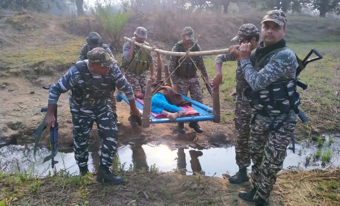  Indian Army: ଗର୍ଭବତୀ ମହିଳାଙ୍କୁ ଭାରରେ ବୋହି ମେଡିକାଲ ନେଲେ ଯବାନ