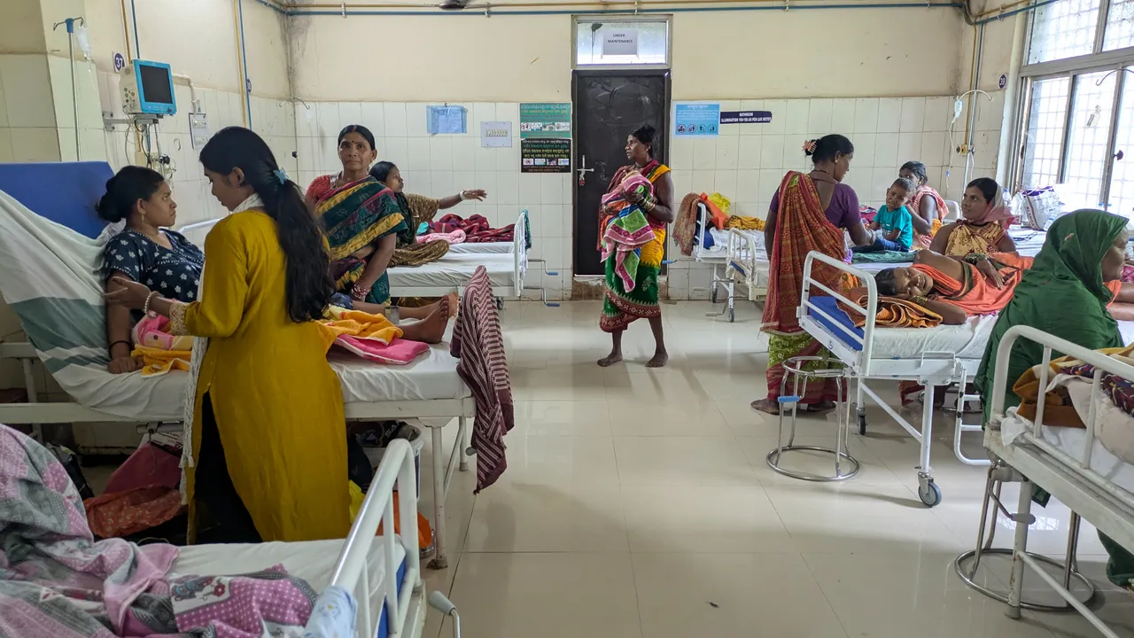  Health: ପାହାଚରେ ଖସିଗପଡ଼ିଲେ ପ୍ରସୁତି, ଭାଗ୍ୟବଶତଃ ବଂଚିଗଲେ ମା’ ଓ ନବଜାତ