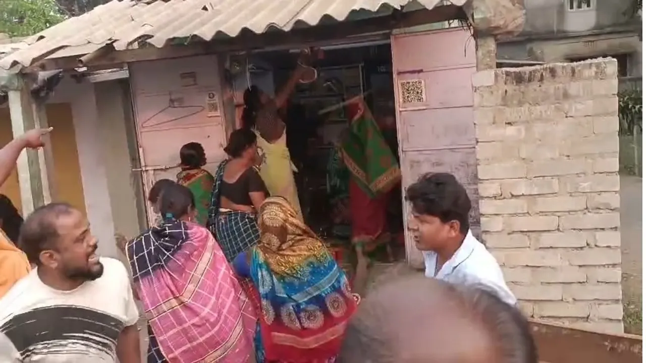  Vandalized: ମଦ ଦୋକାନ ଭାଙ୍ଗିଲେ ମହିଳା