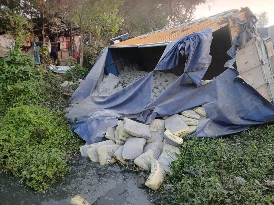  Accident at basta, 2 truck drivers critical Photograph: (sambad.in) 