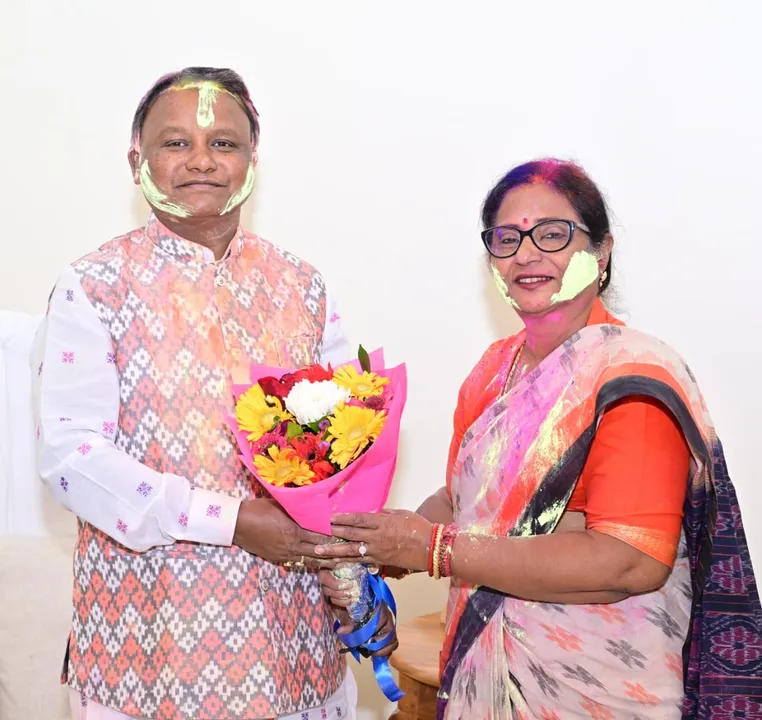  Chief Minister Shri Mohan Charan Majhi celebrating Holi at his residence on March 4, 2026 Photograph: (sambad.in) 
