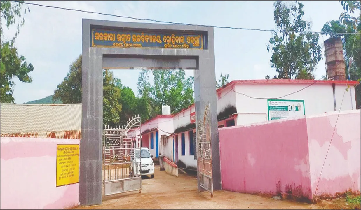  School: ବିଦ୍ୟାଳୟରେ ଅଧପନ୍ତରିଆ ନିର୍ମାଣର ପୂର୍ଣ୍ଣାଙ୍ଗ ଦାବି