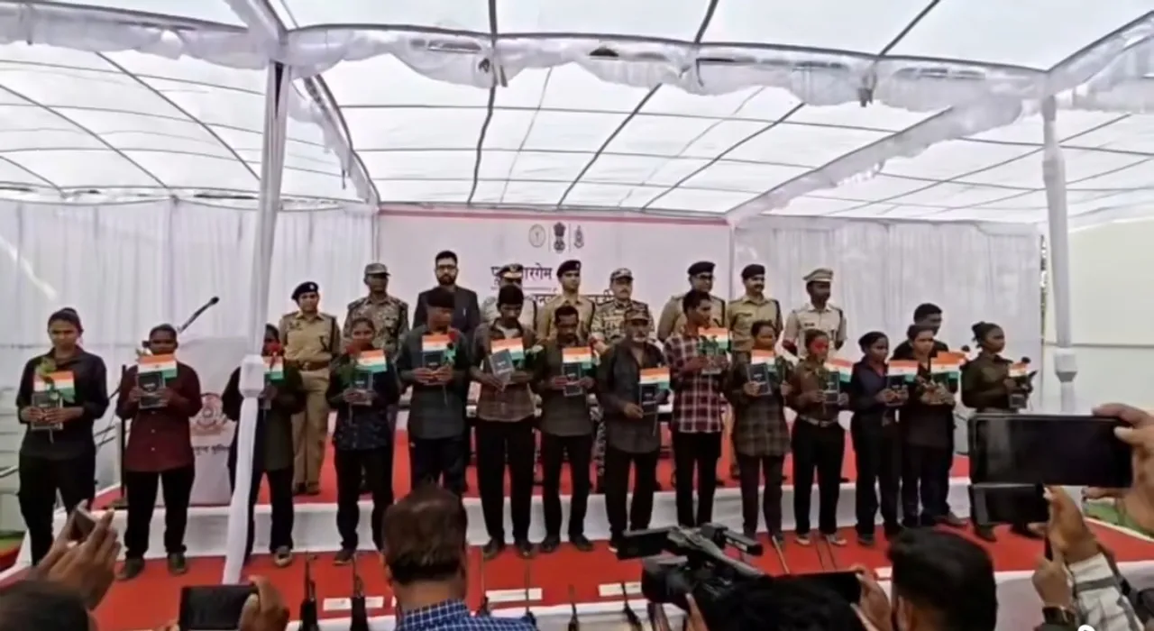  Maoists Surrender: ପୁଲିସ ନିକଟରେ ଆତ୍ମସମର୍ପଣ କଲେ ୧୫ ନକ୍ସଲ