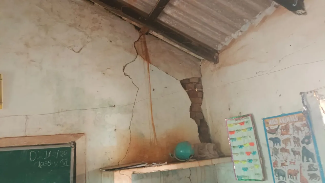  School Problem: ୧୫୪ ବର୍ଷର ବିଦ୍ୟାଳୟର ବିକଳ ଚିତ୍ର: ବିପଦ ଭିତରେ ଭବିଷ୍ୟତର ସ୍ବପ୍ନ ଦେଖୁଛନ୍ତି କୁନି କୁନି ପିଲା