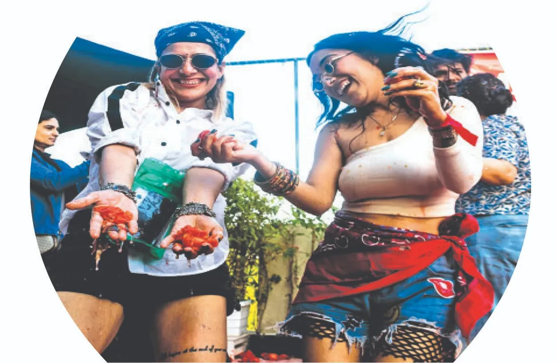  Holi: ଦିଲ୍ଲୀରେ ଟମାଟିନା ହୋଲି!