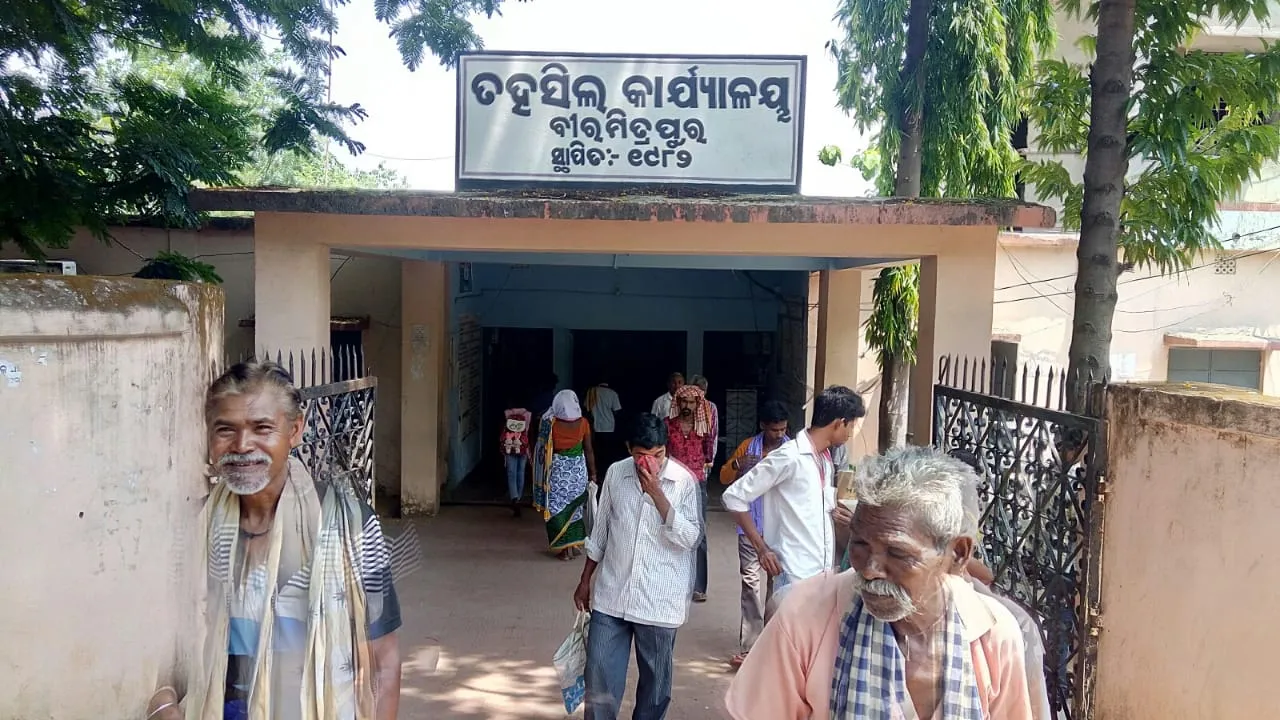  ବୀରମିତ୍ରପୁର ତହସିଲରୁ ମିଳୁନି ପଟ୍ଟା, ୨ ମାସ ହେଲା ଦୌଡୁଛନ୍ତି ବୃଦ୍ଧ