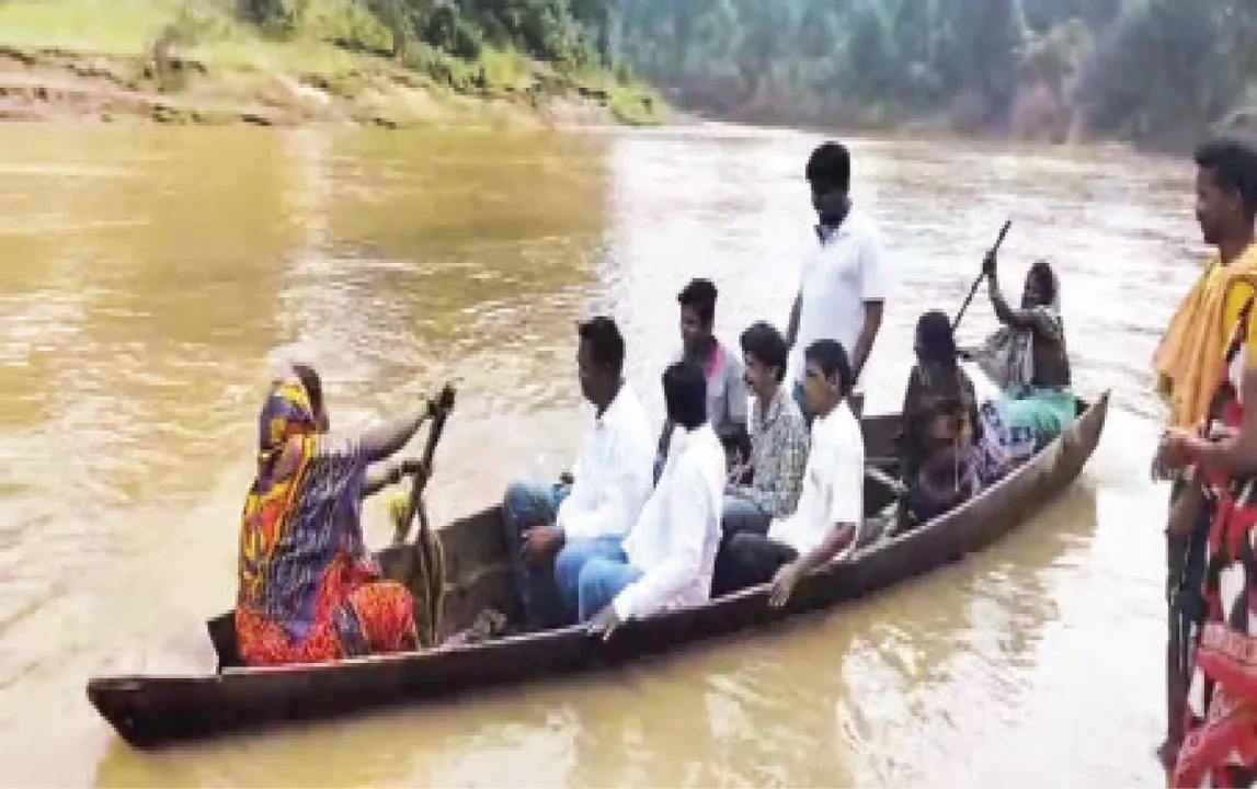  ଗାଁକୁ ରାସ୍ତା କିମ୍ବା ପୋଲ ନାହିଁ: ଦେଶୀ ଡଙ୍ଗାରେ ଗଲେ ବିଧାୟକ