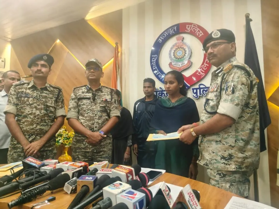  ପୁରସ୍କାର ଘୋଷିତ ୪ ନକ୍ସଲଙ୍କ ଆତ୍ମସମର୍ପଣ