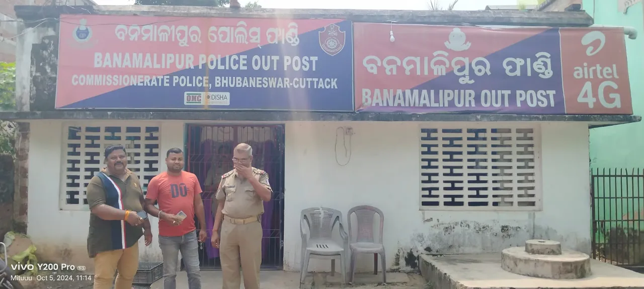  ଗ୍ରାହକ ସାଜି ଆସିଲେ,  ଦୋକାନରୁ ଲୁଟିଲେ