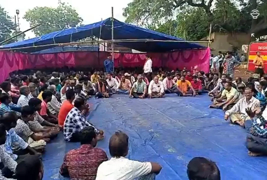  ୧୨ଦଫା ଦାବି ନେଇ ବିକେ ଷ୍ଟିଲ କାରଖାନା ସମ୍ମୁଖରେ ଧାରଣା