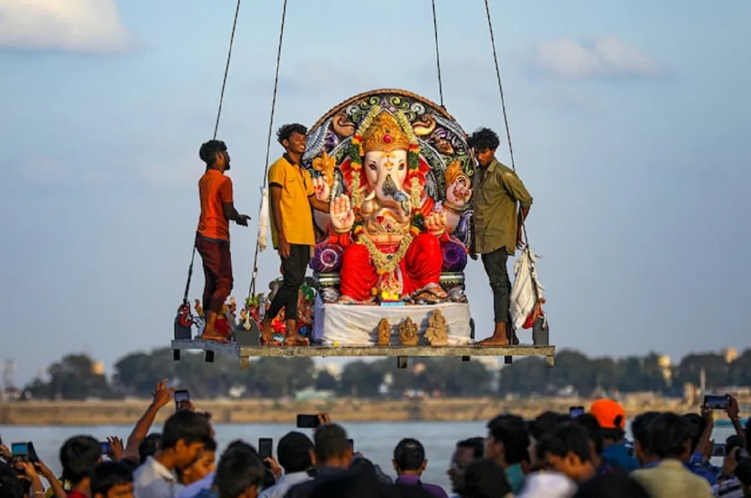  ଭୁଲରେ ଗଣେଶଙ୍କ ବେକରେ ସୁନା ଚେନ୍ ପକାଇ ବିସର୍ଜନ କରିଦେଲେ ପରିବାର, ତା’ପରେ...