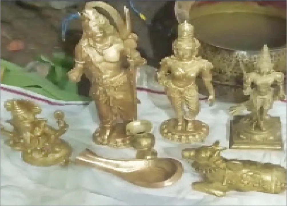 ମାଟି ତଳୁ ମିଳିଲା ସୁନା ଅଳଙ୍କାର, ମୂର୍ତ୍ତି!