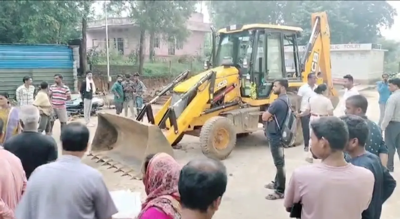  ଜେସିବି ଧକ୍କାରେ ମହିଳା ମୃତ; ମୃତଦେହ ରଖି କ୍ଷତିପୂରଣ ଦାବି କଲେ ପରିବାର