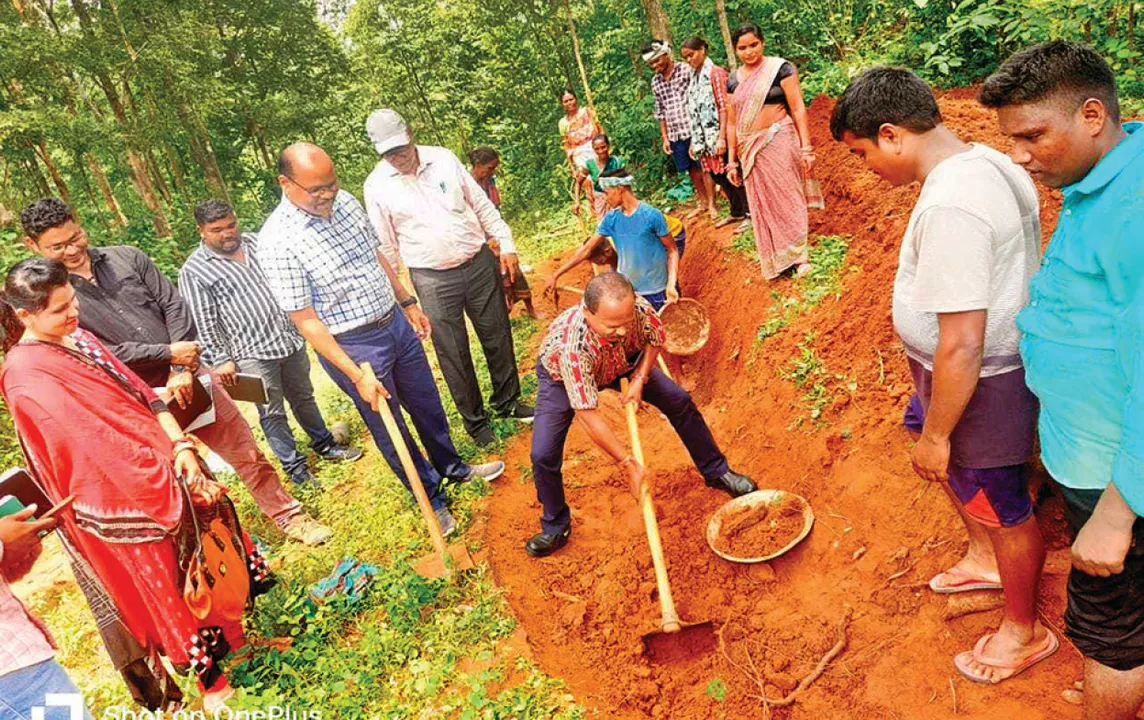  ଶ୍ରମିକଙ୍କ ସହ ମାଟି ଖୋଳିଲେ ଜିଲ୍ଲାପାଳ