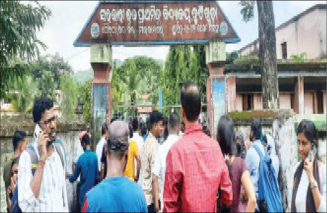  ଜିଲ୍ଲାଭିତ୍ତିକ ଶିକ୍ଷକ ନିଯୁକ୍ତି ଦାବି: ହଟ୍ଟଗୋଳ ଯୋଗୁ ନିଯୁକ୍ତି ସ୍ଥଗିତ