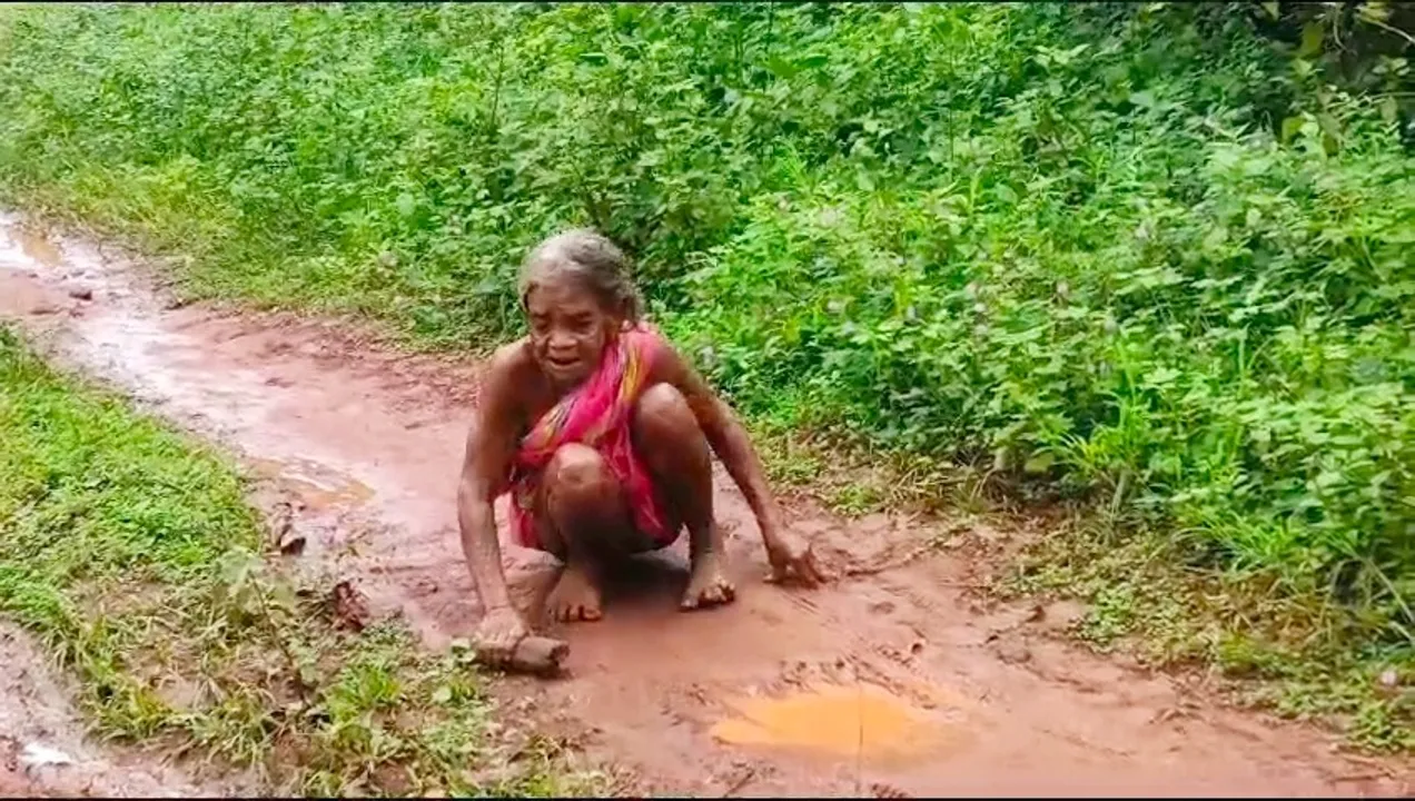  ଭତ୍ତା ପାଇଁ  ଗୁରୁଣ୍ଡିଲେ ୮୦ ବର୍ଷର ବୃଦ୍ଧା ପଥୁରି