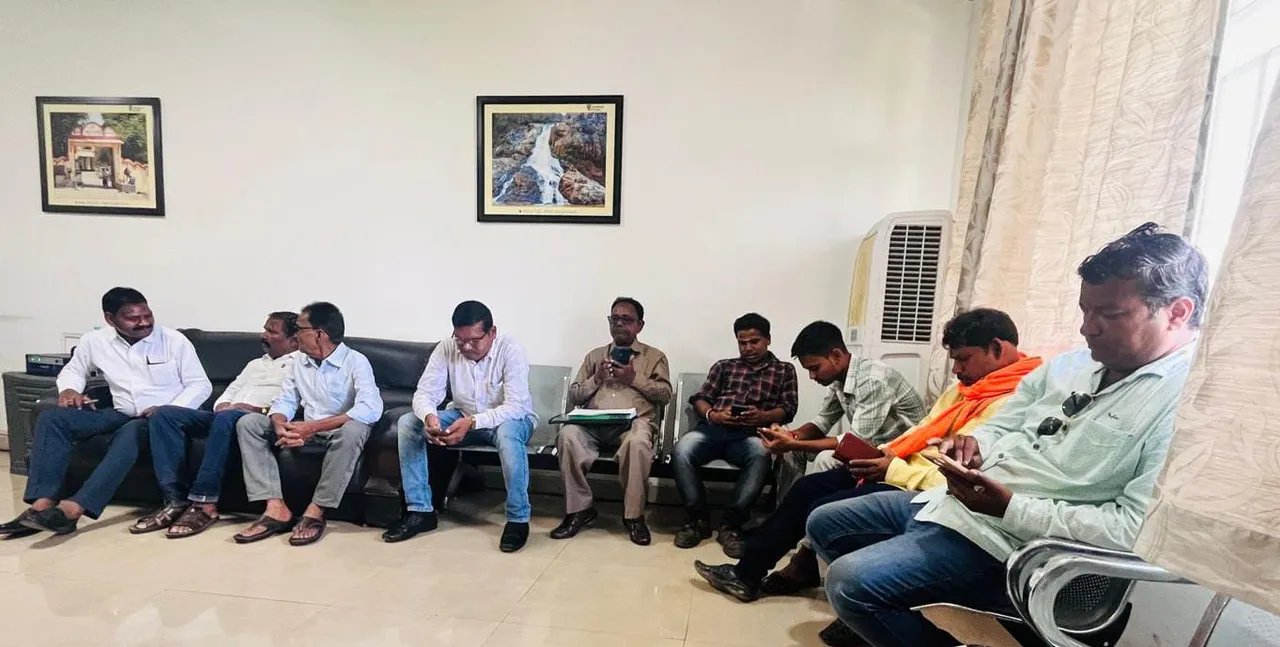  ଝାଡଖଣ୍ଡରେ ଓଡ଼ିଆ ବିଦ୍ୟାଳୟକୁ ଅଣଦେଖା: ଜିଲ୍ଲାପାଳଙ୍କୁ ଦାବିପତ୍ର ପ୍ରଦାନ
