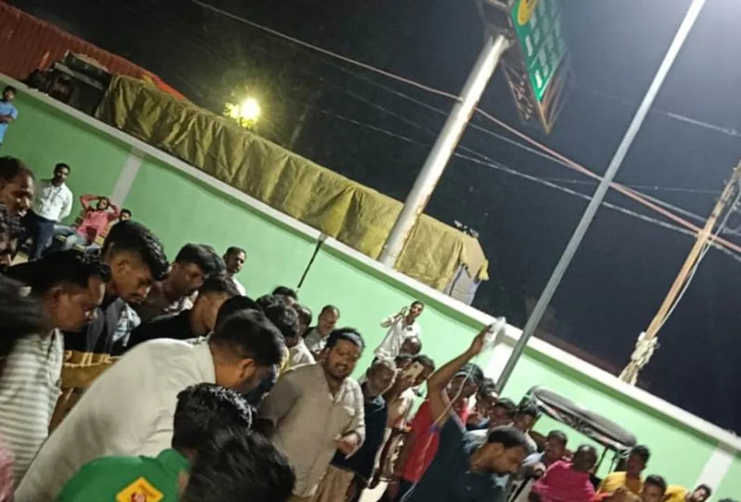  ଦୋକାନ ଆଗରେ ଠିଆ ହୋଇଥିଲେ ଦୁଇ ପଥଚାରୀ: ଧକ୍କା ଦେଲା ବାଇକ୍, ଚାଲିଗଲା ଜୀବନ