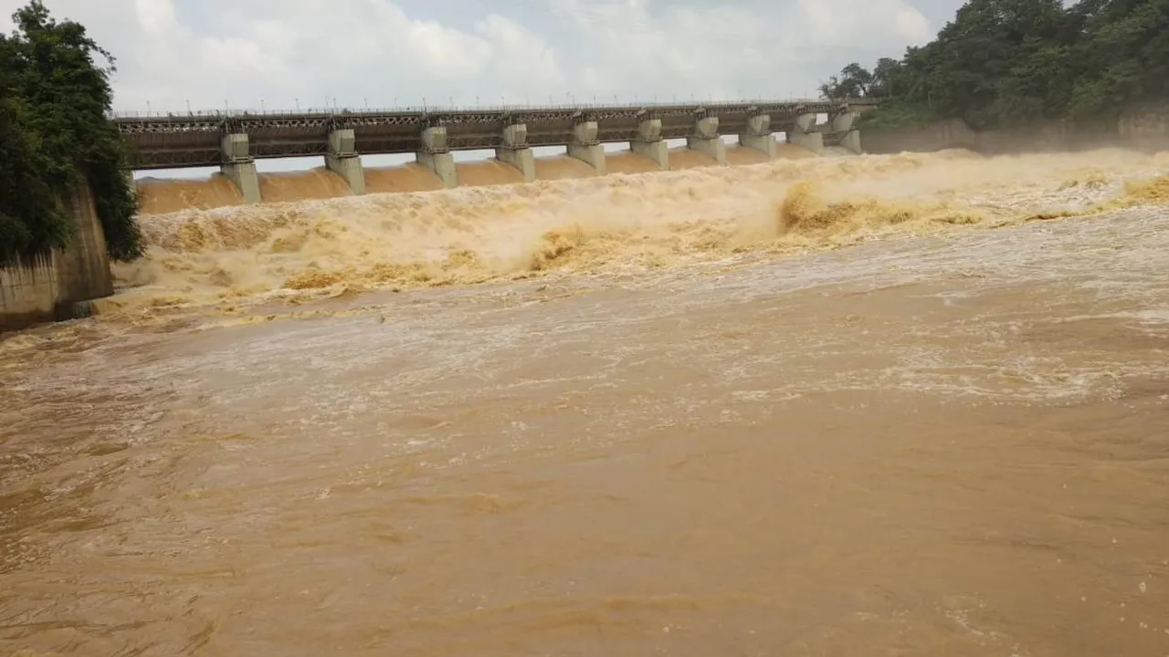  ମନ୍ଦିରା ଡ୍ୟାମ୍‌ରେ ଖୋଲିଲା ୧୦ ଗେଟ୍‌: ବାଲୁଘାଟର ୮ ଘରେ ପଶିଲା ପାଣି