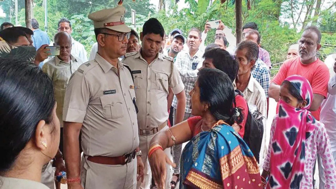  ପେଟ୍ରୋଲ ଢାଳି ମହିଳା ଓ ଯୁବକଙ୍କ ଆତ୍ମାହୁତି ଉଦ୍ୟମ