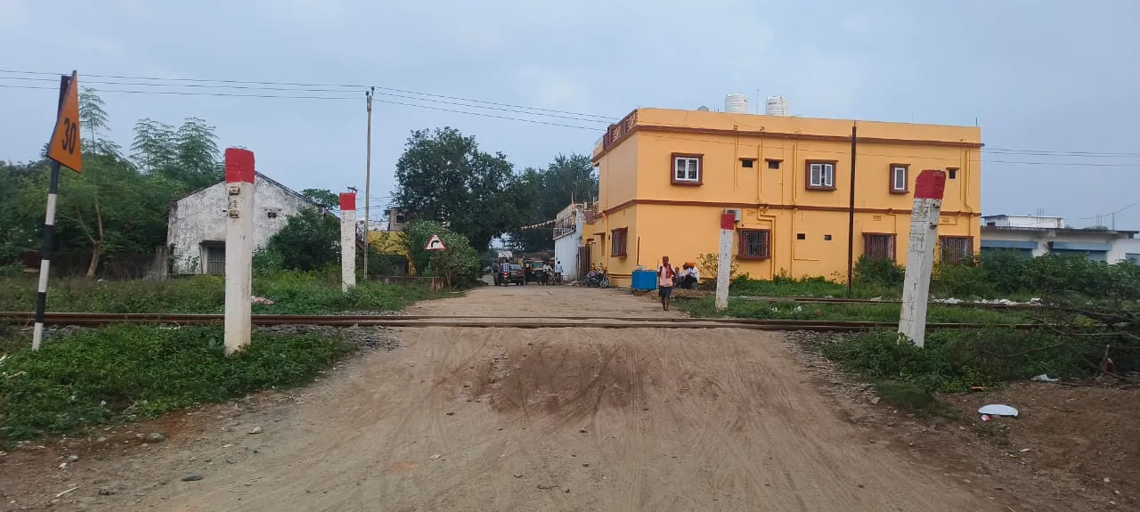  ଷ୍ଟେସନଠାରୁ ଅଳ୍ପ ଦୂରରେ ବିପଦଜନକ ଜଗୁଆଳୀ ବିହୀନ ରେଳ ଫାଟକ