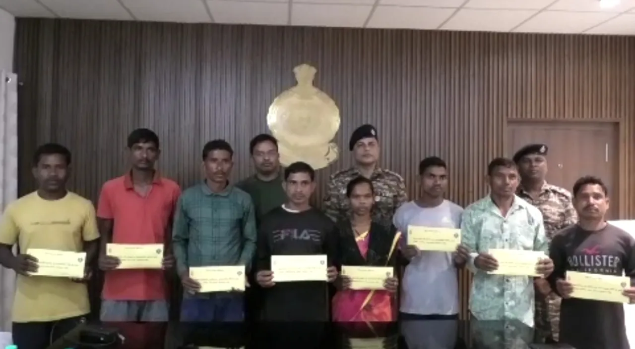  ପୁରସ୍କାର ଘୋଷିତ ୮ ନକ୍ସଲଙ୍କ ଆତ୍ମସମର୍ପଣ