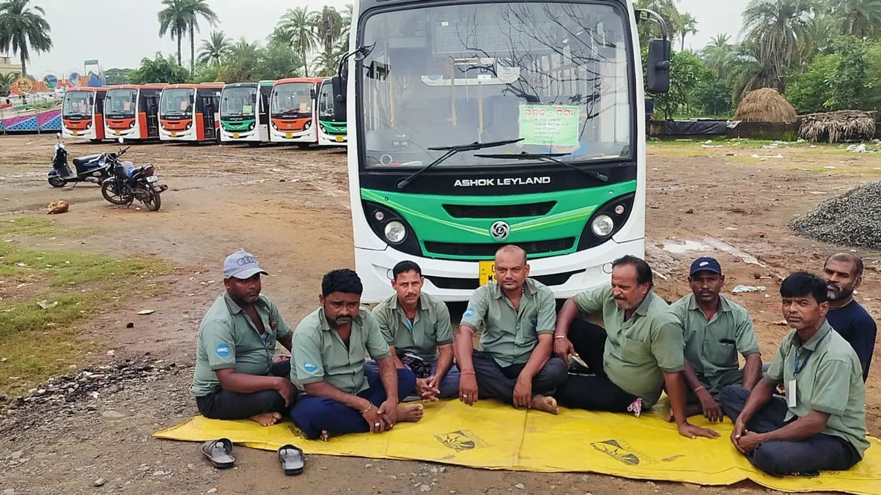  ଭୁବନରେ ବସ ସେବା ଠପ୍:  ବିନା ନୋଟିସରେ ବନ୍ଦ