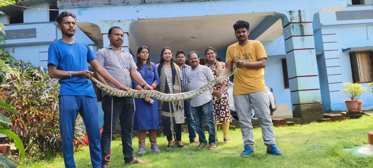  ଖାଦ୍ୟ ଅନ୍ବେଷଣରେ ସହର ମୁହାଁ ଅଜଗର: ସହର ଭିତରୁ ଅଜଗର ଉଦ୍ଧାର