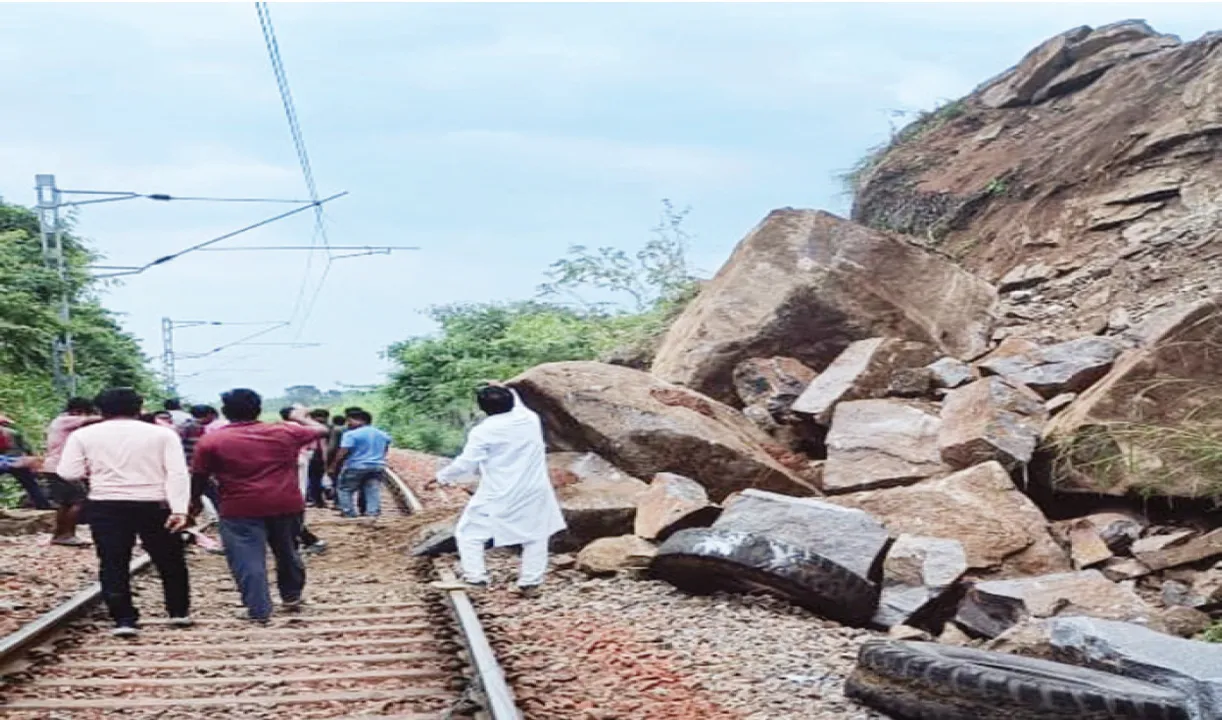  କେଆର୍ ଲାଇନରେ ଭୂସ୍ଖଳନ: ସମଲେଶ୍ବରୀ-ଇଣ୍ଟରସିଟି ଚଳାଚଳ ପ୍ରଭାବିତ