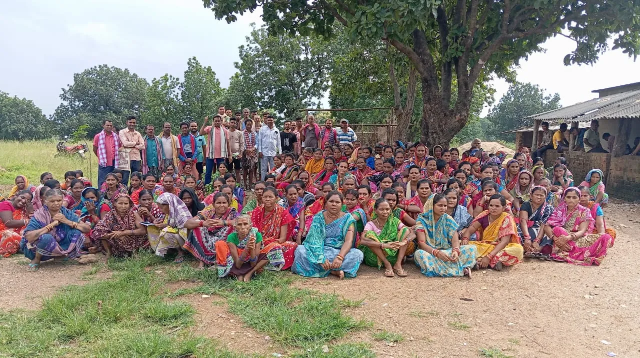  ବେଆଇନ ମଦ କାରବାରକୁ ବିରୋଧ, ରାଜରାସ୍ତାକୁ ଓହ୍ଲାଇଲେ ମହିଳା