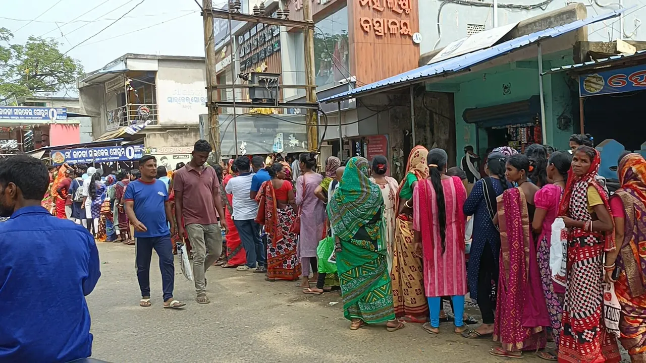  ସୁଭଦ୍ରା ପାଇଁ ବ୍ୟାଙ୍କରେ ଲମ୍ବା ଲାଇନ, ଲାଇନରେ ଠିଆ ହୋଇ ଅଚେତ ହେଲେ ମହିଳା