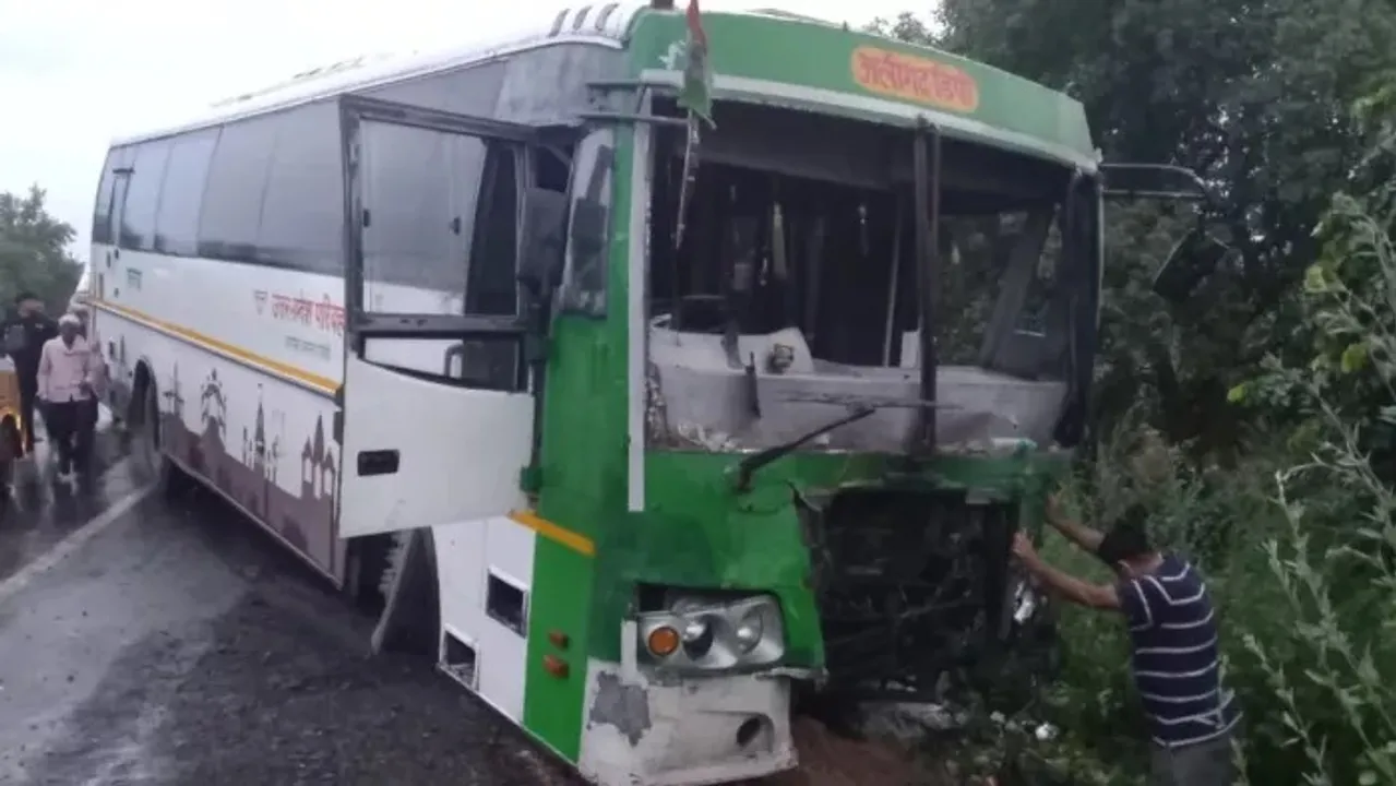  ହାଥରସରେ ବଡ ଦୁର୍ଘଟଣା: ବସକୁ ଧକ୍କା ଦେଲା ପିକଅପ ଗାଡି, ୧୫ ଜଣଙ୍କର ମୃତ୍ୟୁ
